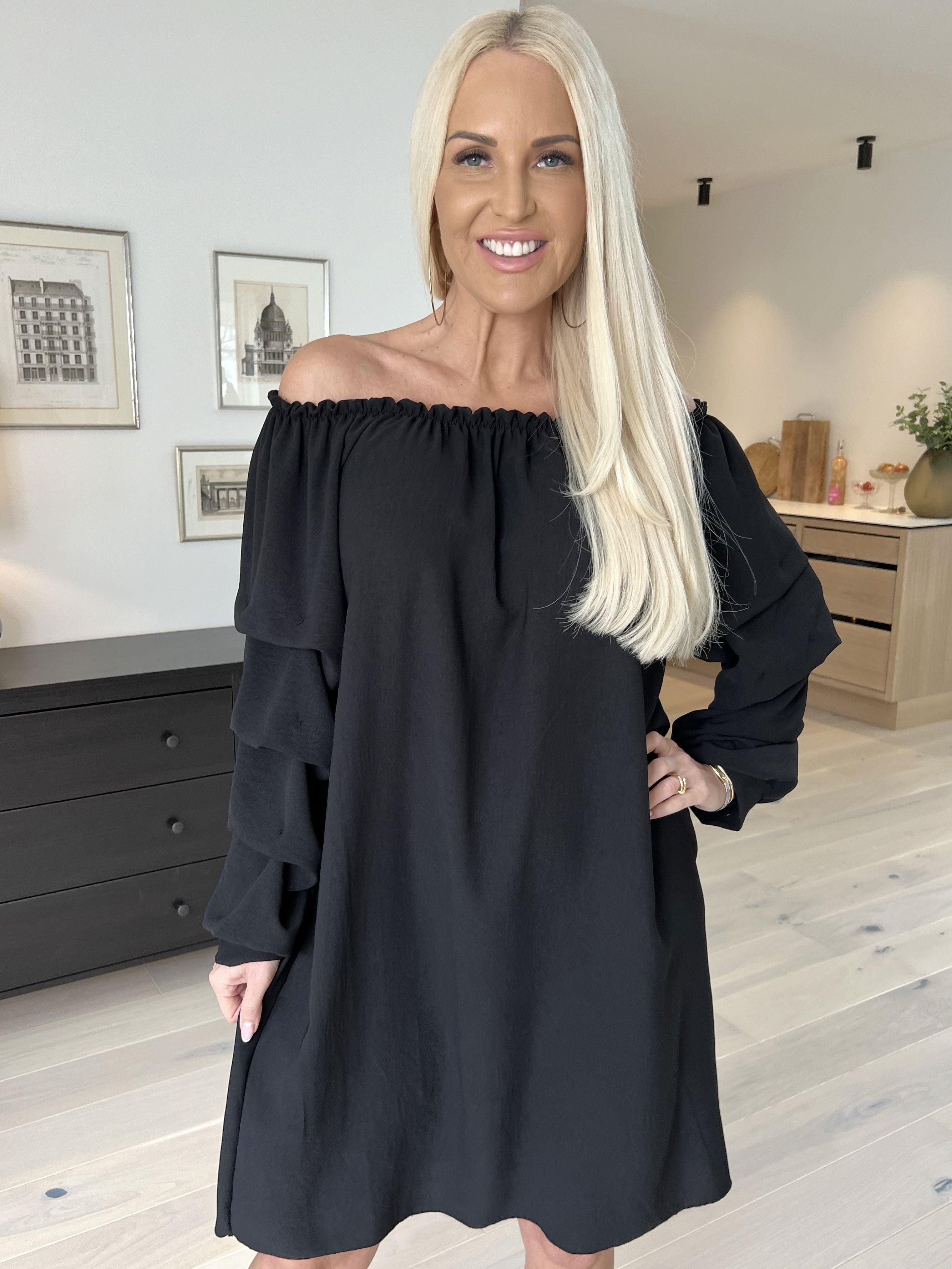 Joanna - Sød kjole i viskose med rynk på ærmerne